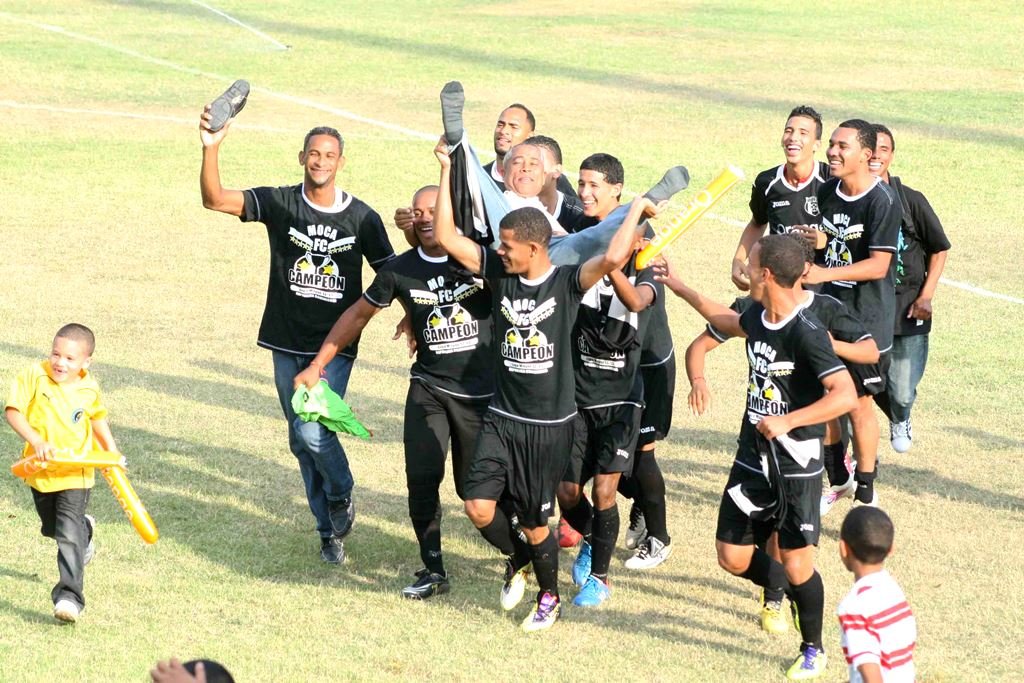 El presidente de la Asociación de Fútbol de Espaillat (AFE), Nelson Peña es llevado en hombros por jugadores